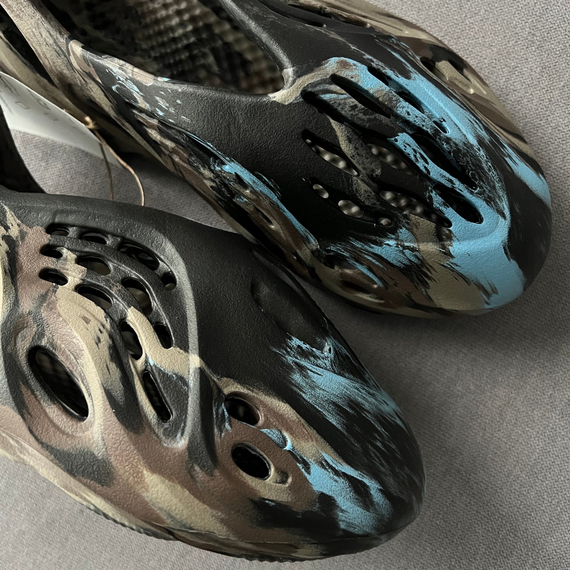 adidas YEEZY Foam Runner MX Carbon First Look